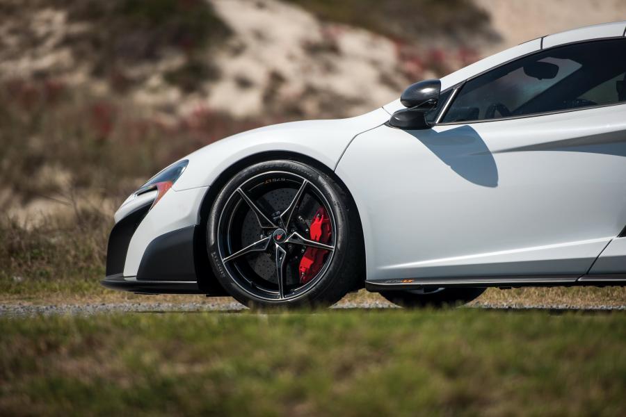 Детали экстерьера McLaren 675LT Spider 2016 года  (NA) (фото 12 из 23)